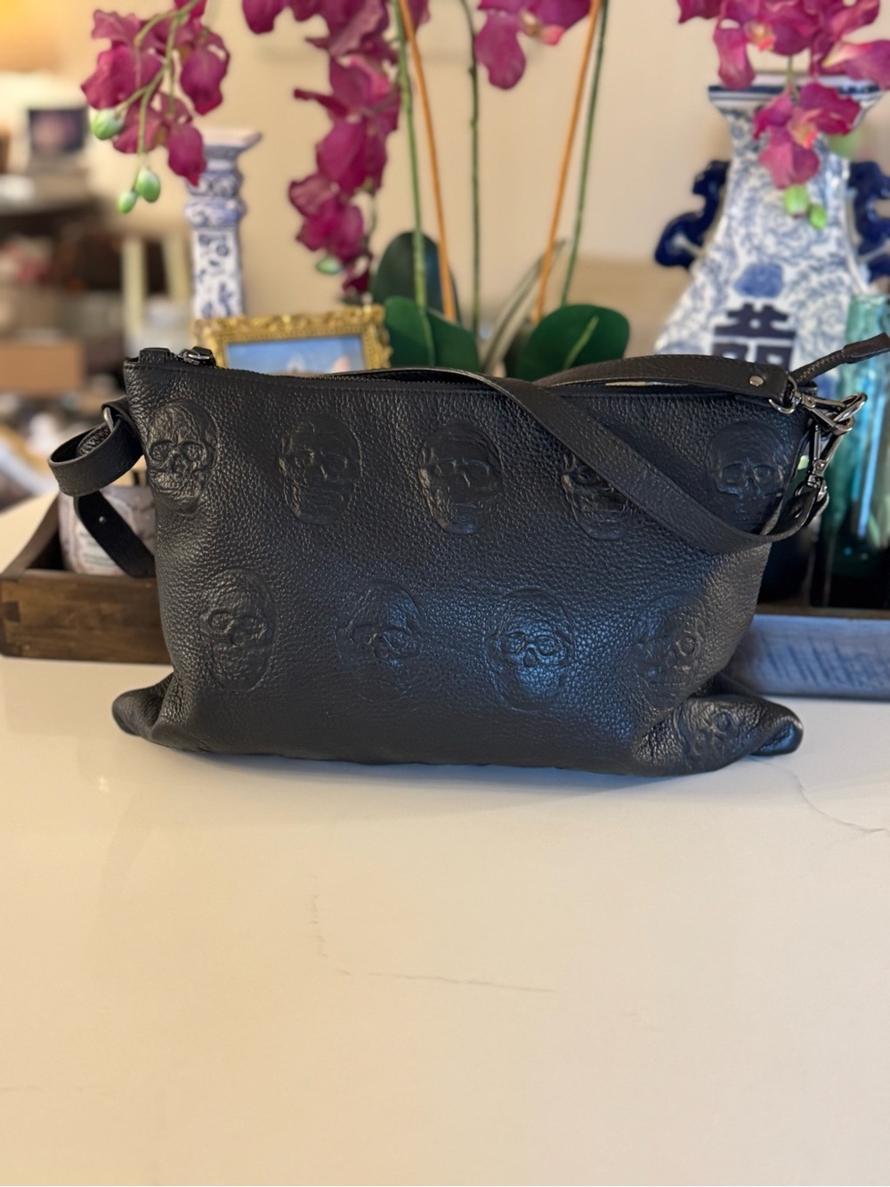 🖤🖤 IO PELLE  ITALIA BLACK LEATHER SCULLS BAG! 🖤🖤 - Picture 3 of 11